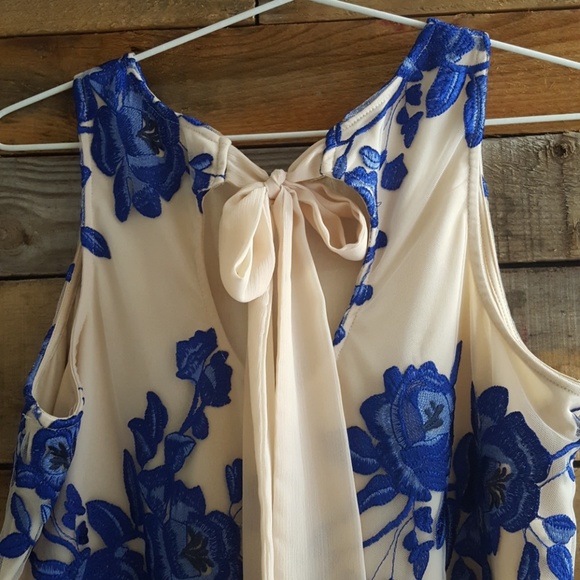 Beautiful dress - Picture 3 of 4